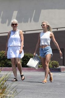 Julianne Hough feet photo thumbnail