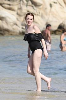 Lindsay Lohan feet photo thumbnail
