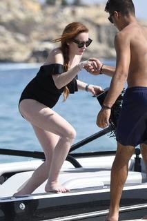Lindsay Lohan feet photo thumbnail
