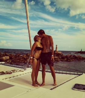 Emily Osment feet photo thumbnail