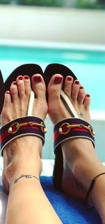 Katie Cassidy feet photo thumbnail