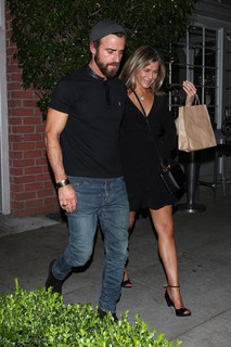 Jennifer Aniston feet photo thumbnail