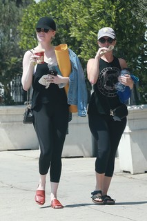 Emma Stone feet photo thumbnail