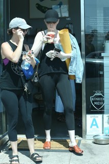 Emma Stone feet photo thumbnail