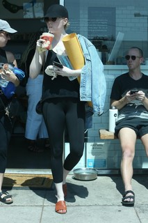 Emma Stone feet photo thumbnail