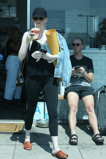 Emma Stone feet photo thumbnail