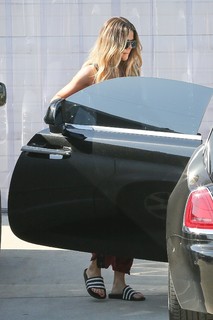 Khloé Kardashian feet photo thumbnail