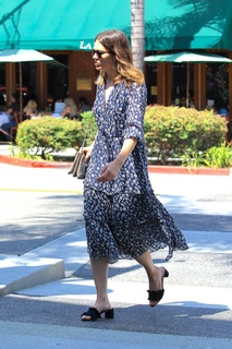 Mandy Moore feet photo thumbnail