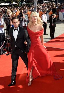 Karolina Kurkova feet photo thumbnail