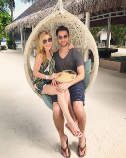 Tara Lipinski feet photo thumbnail