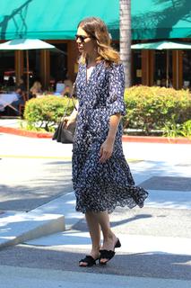 Mandy Moore feet photo thumbnail