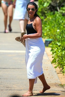 Lea Michele feet photo thumbnail