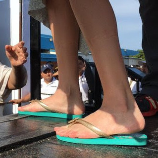 Dulce María feet photo thumbnail