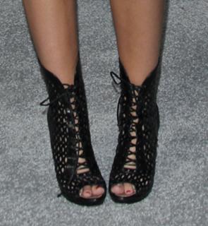 Miley Cyrus feet photo thumbnail