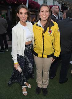 Alison Brie feet photo thumbnail
