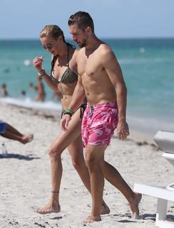 Katie Cassidy feet photo thumbnail