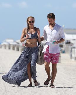 Katie Cassidy feet photo thumbnail