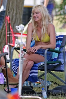 Anna Faris feet photo thumbnail