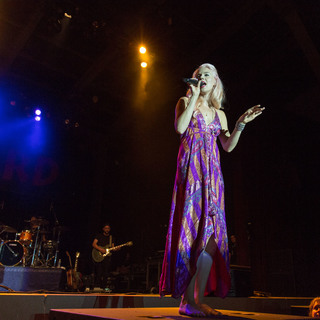 Joss Stone feet photo thumbnail