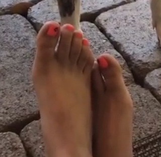 Kaley Cuoco feet photo thumbnail