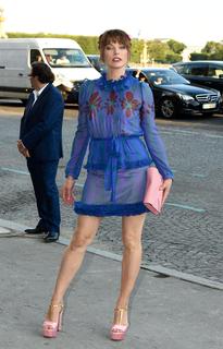 Milla Jovovich feet photo thumbnail