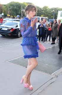 Milla Jovovich feet photo thumbnail