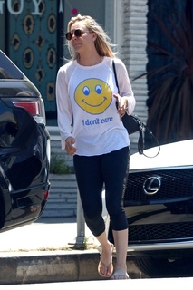 Kaley Cuoco feet photo thumbnail