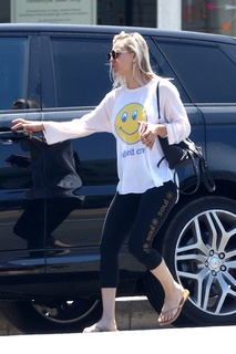 Kaley Cuoco feet photo thumbnail