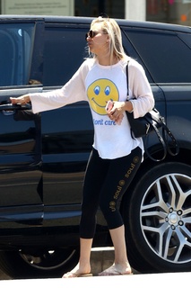Kaley Cuoco feet photo thumbnail