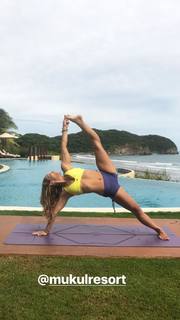 Kino MacGregor feet photo thumbnail