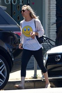 Kaley Cuoco feet photo thumbnail