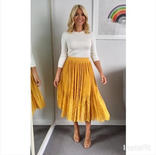 Holly Willoughby feet photo thumbnail