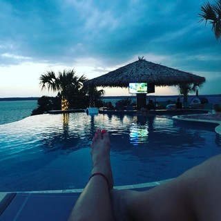 Gwen Stefani feet photo thumbnail
