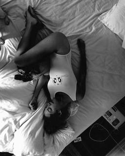 Riley Keough feet photo thumbnail