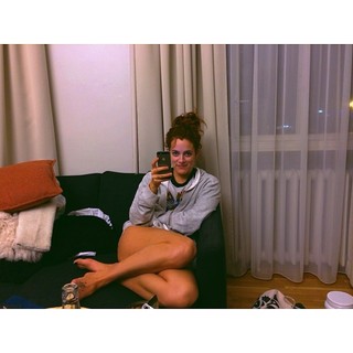 Riley Keough feet photo thumbnail