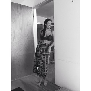 Riley Keough feet photo thumbnail