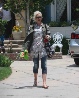 Gwen Stefani feet photo thumbnail