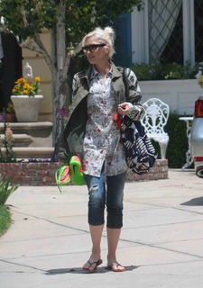 Gwen Stefani feet photo thumbnail