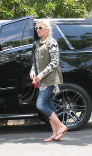 Gwen Stefani feet photo thumbnail