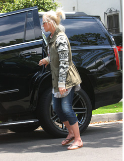 Gwen Stefani feet photo thumbnail