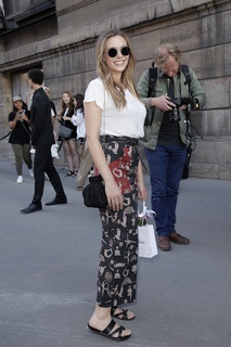 Elizabeth Olsen feet photo thumbnail