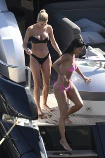 Nicole Scherzinger feet photo thumbnail