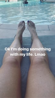Kendra Wilkinson feet photo thumbnail