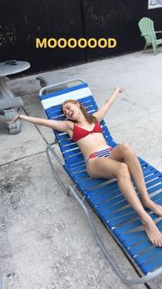 AnnaSophia Robb feet photo thumbnail