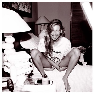 Behati Prinsloo feet photo thumbnail