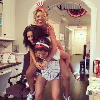 Sarah Hyland feet photo thumbnail