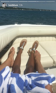 Heidi Klum feet photo thumbnail
