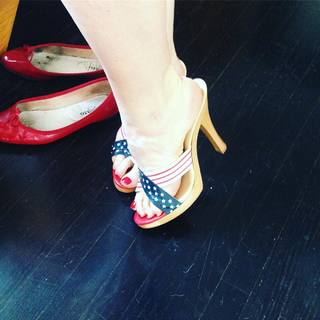 Virginia Madsen feet photo thumbnail