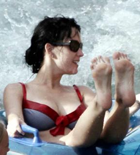 Katy Perry feet photo thumbnail