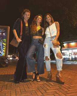 Isis Valverde feet photo thumbnail